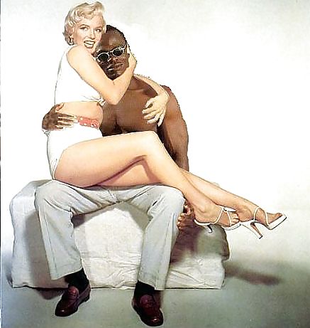 Marilyn Zwischen Verschiedenen Rassen. #6266944