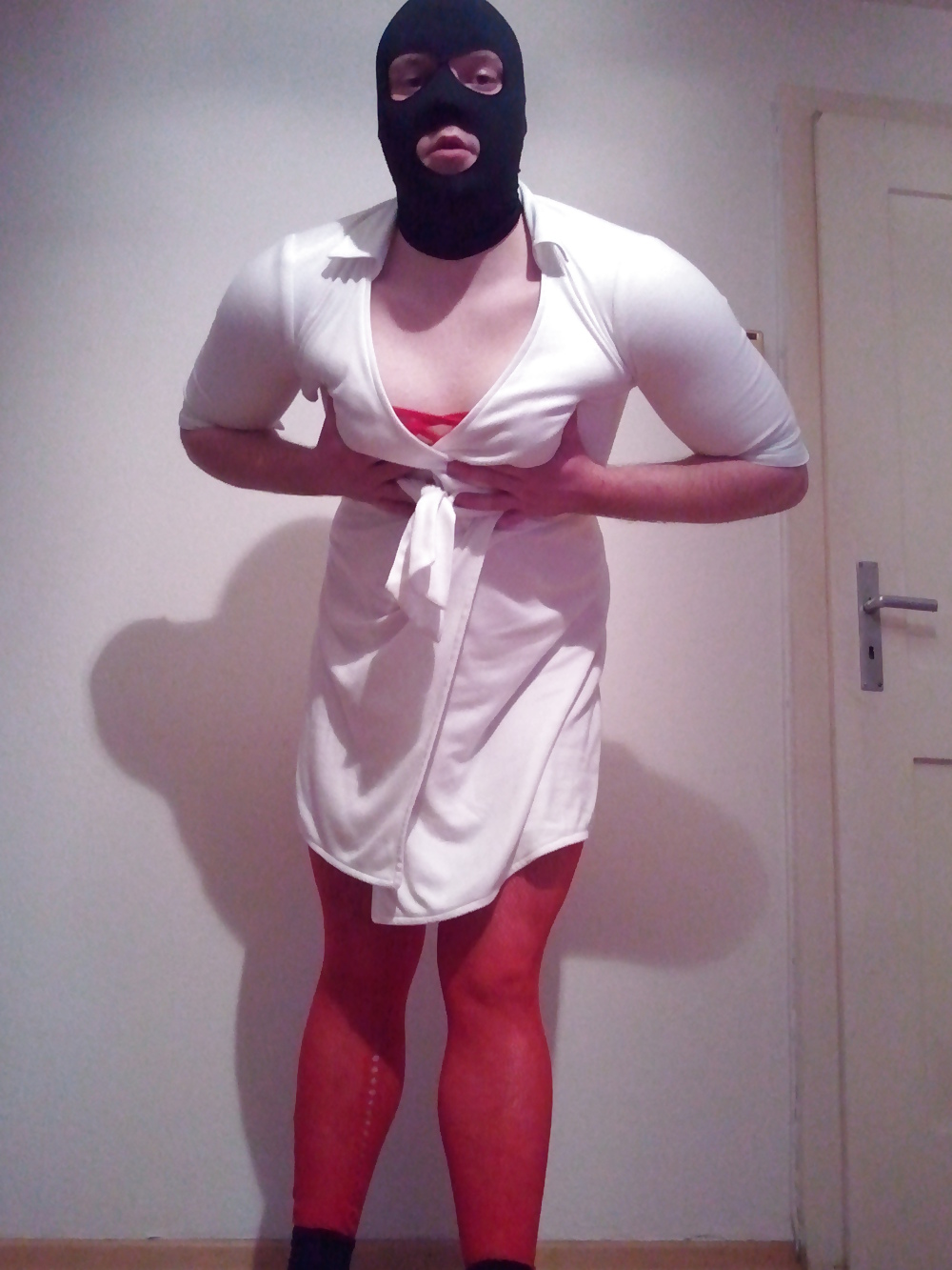 Ich In Einem Weissen Kleid Und Rotem Netzbody #9155916