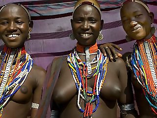 Einige Afrikanische Stammes Mädchen #19880183
