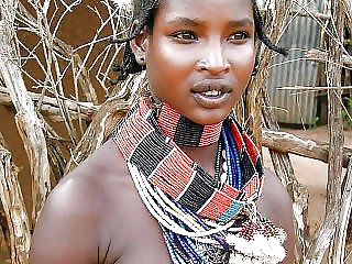 Einige Afrikanische Stammes Mädchen #19880381