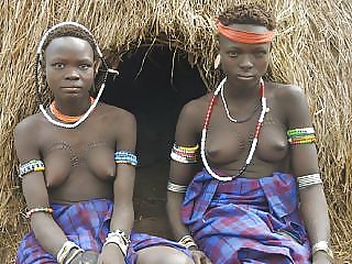 Einige Afrikanische Stammes Mädchen #19880475