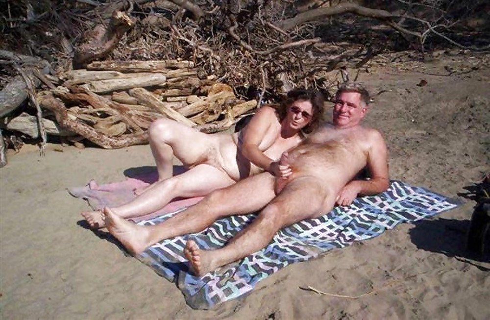 Sexo en grupo amateur en la playa #rec voyeur g5
 #6566383