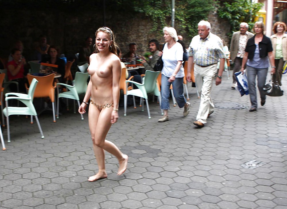 Les Filles De La Nudité En Public # 11 #16014544