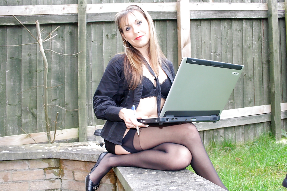Prostituta britannica lisa che lavora in giardino
 #7110865