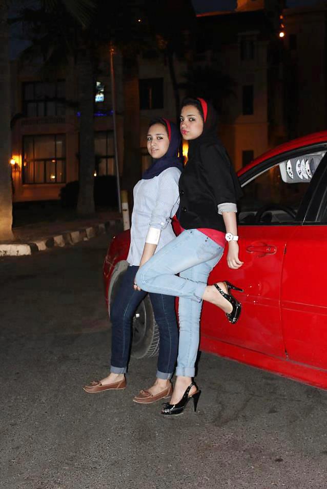 ヒジャブのアラブ人
 #15721318