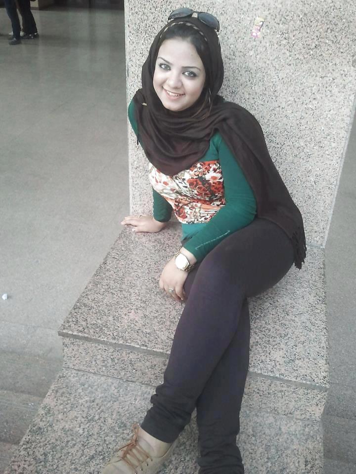 ヒジャブのアラブ人
 #15721326