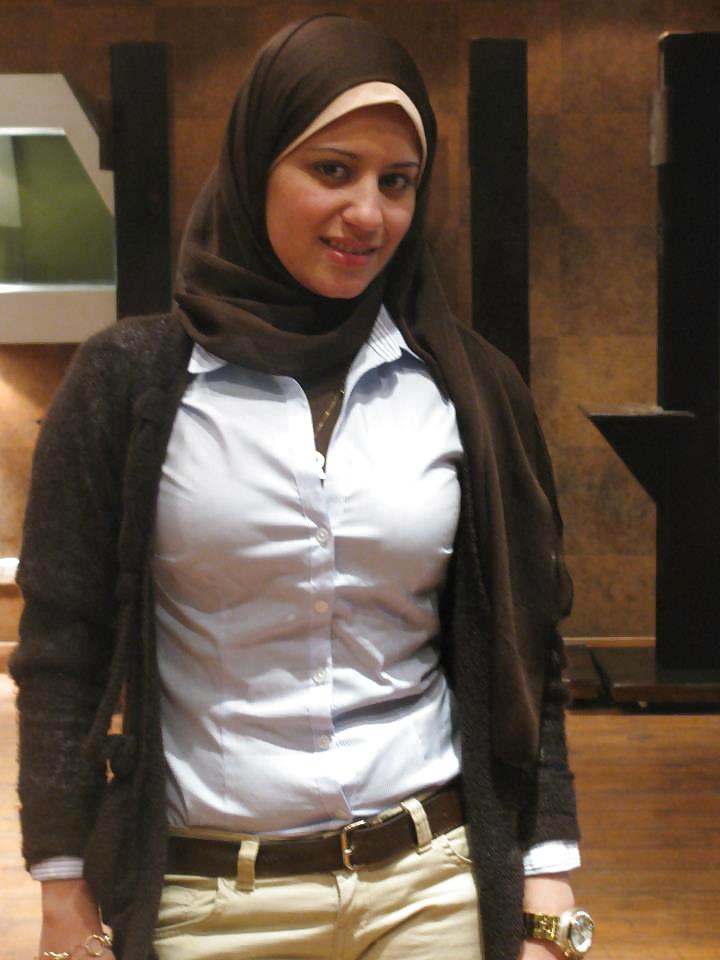 ヒジャブのアラブ人
 #15721389