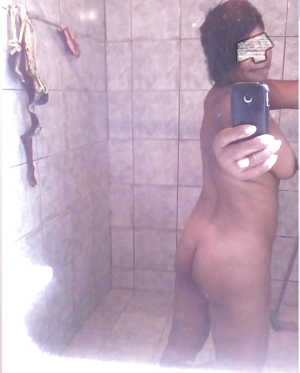 Un amico mi mostra la sua doccia con le foto del telefono
 #14543269