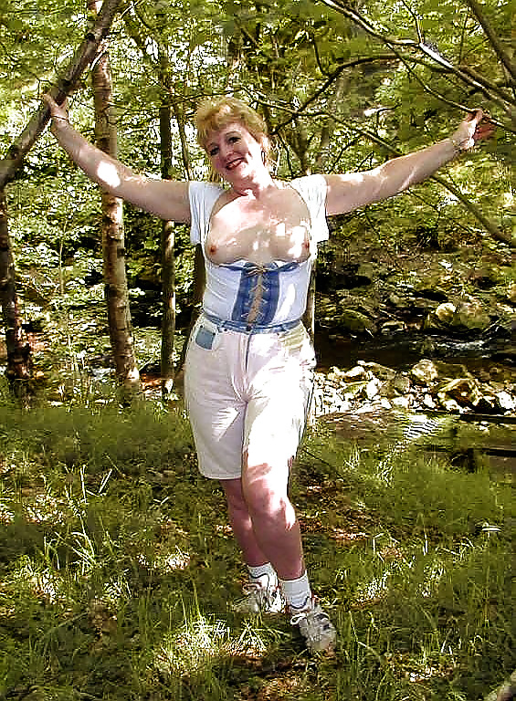 Blonde Frau Diana, Nackt In Den Wald #11862788