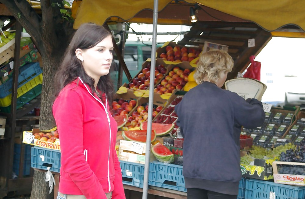 Mona bruna in posa (con sua sorella in alcune foto)
 #19709923