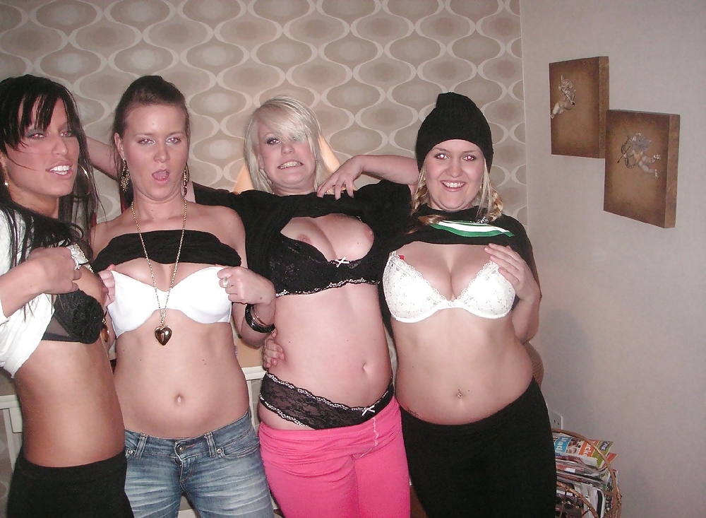 Quattro ragazze a casa in posa le loro belle tette
 #13021149