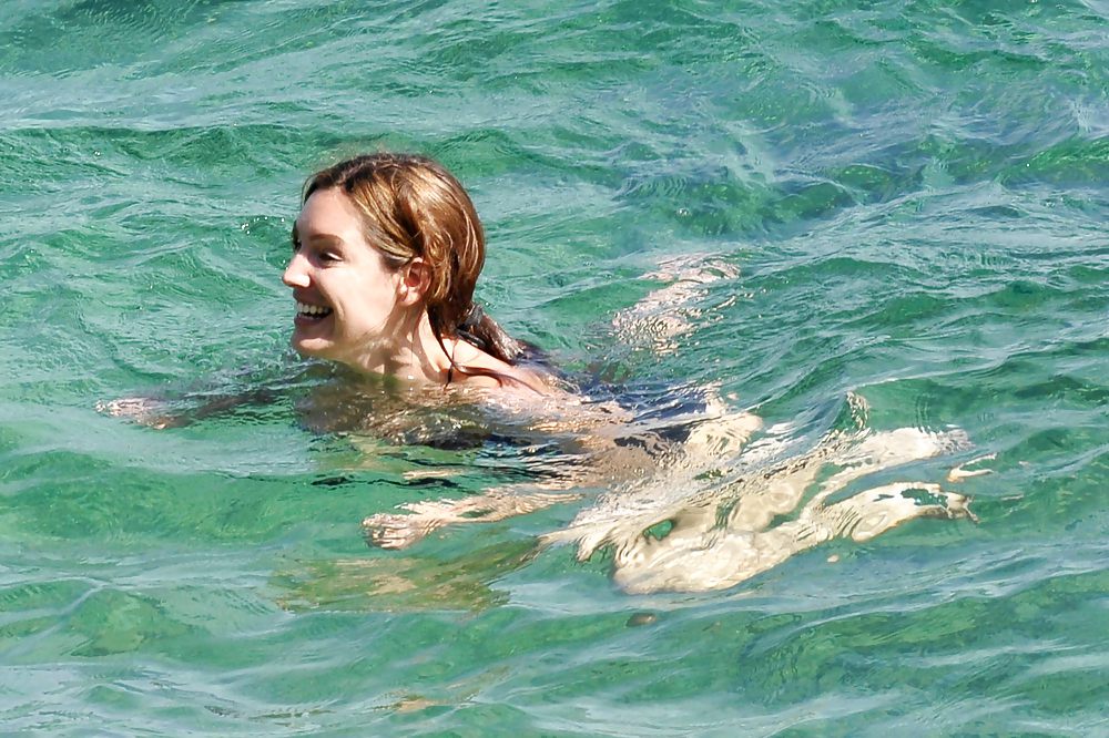 Kelly Brook in swimsuit on the Italian island of Ischia #4756506