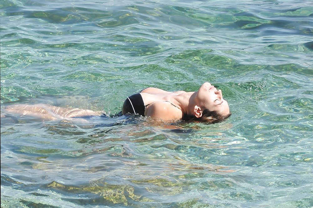 Kelly Brook in swimsuit on the Italian island of Ischia #4756606
