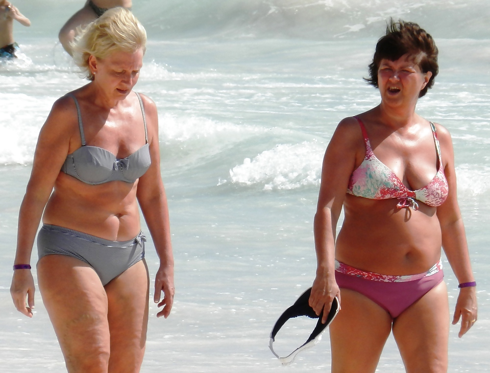 Milf e nonne da spiaggia
 #15569382