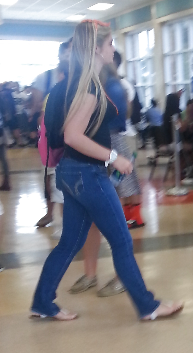 Offen Blonde Teen Ass In Engen Flare Jeans #20062589