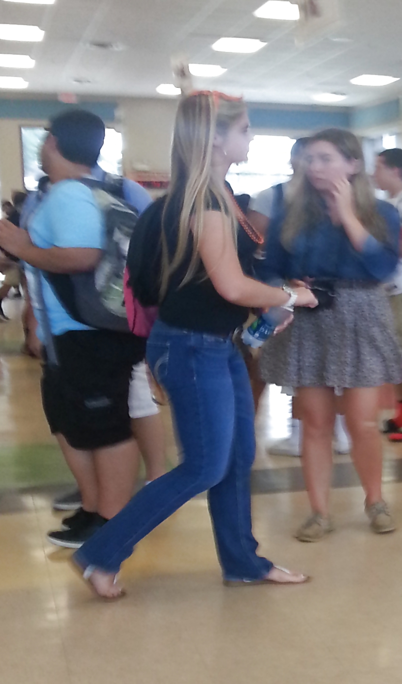 Cándido culo joven rubia en jeans ajustados flare
 #20062598