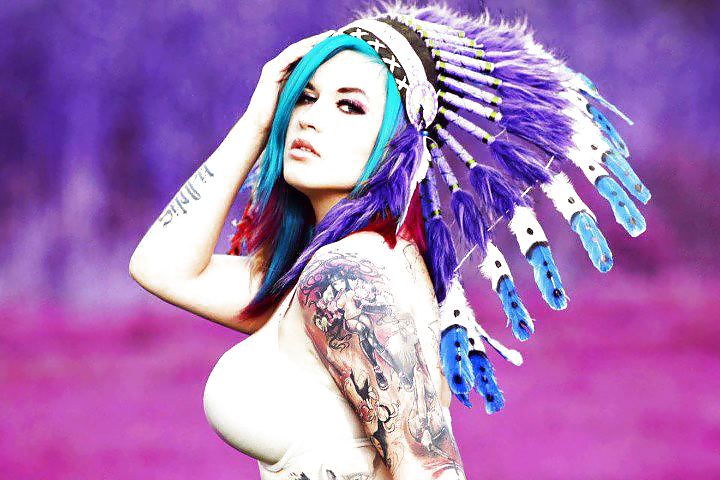 Belle donne con piercing e tatuaggi
 #18089637