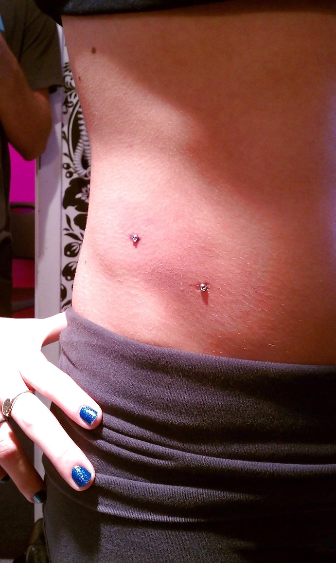 Belle donne con piercing e tatuaggi
 #18089829