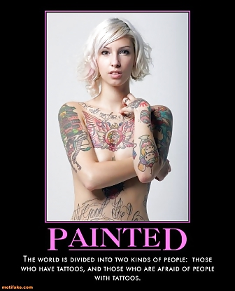 Belle donne con piercing e tatuaggi
 #18089885