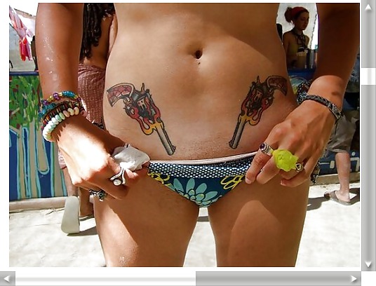 Belle donne con piercing e tatuaggi
 #18089967