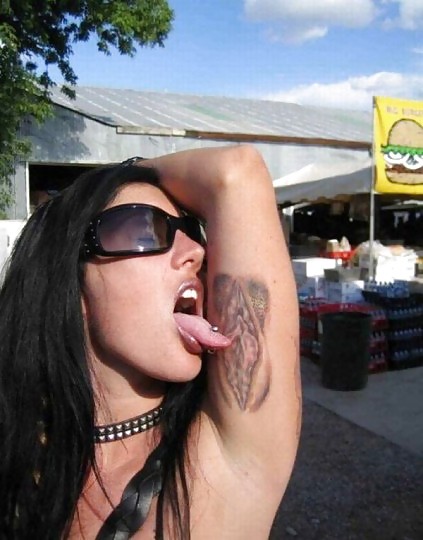 Belle donne con piercing e tatuaggi
 #18090015