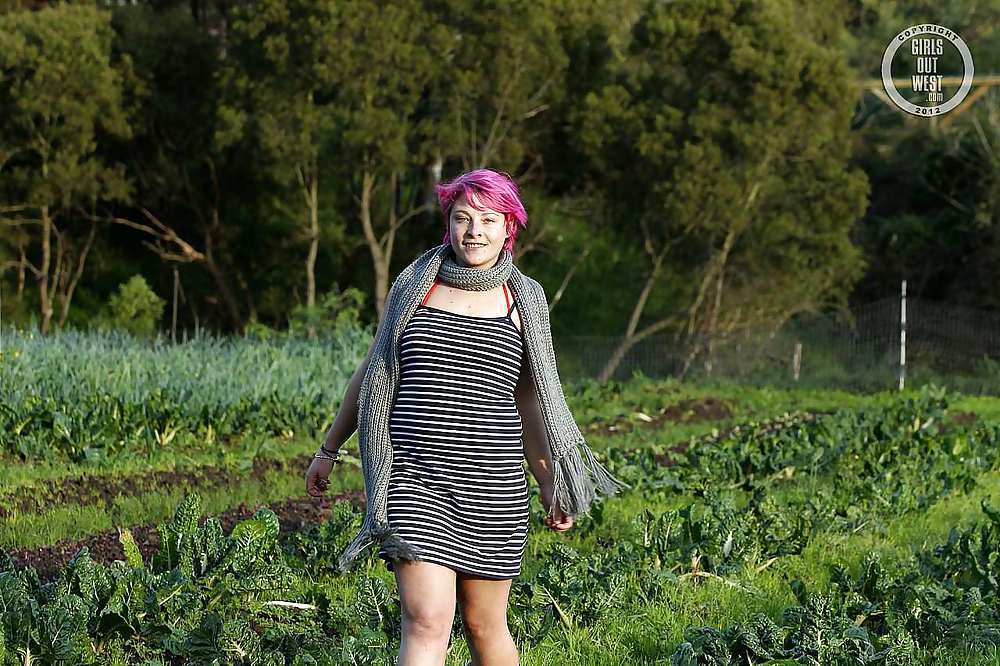 Pink haired amateur exposing her beaver outdoors #21502007