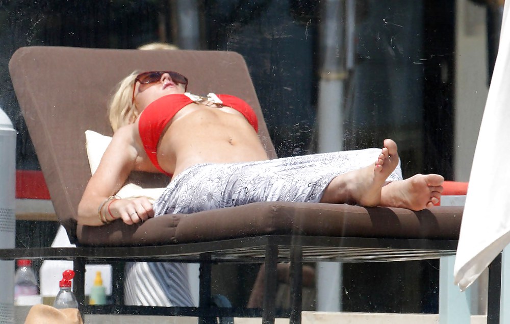 Lindsay lohan ... en bikini rojo caliente
 #14041915