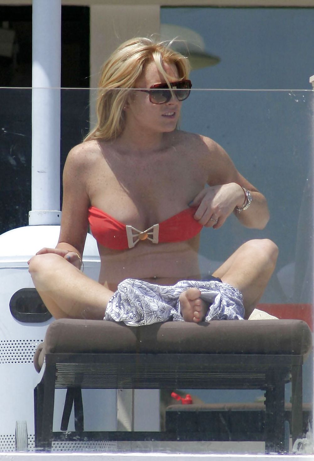 Lindsay Lohan ... In Heißen Roten Bikini #14041972