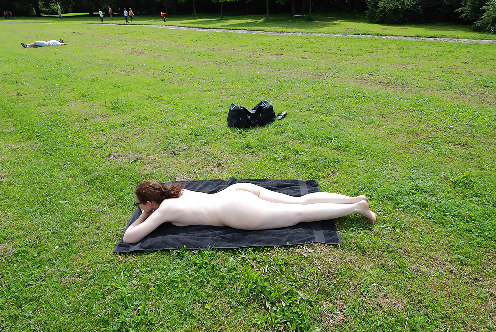 Nackt im Stadtpark, nude public park #597696