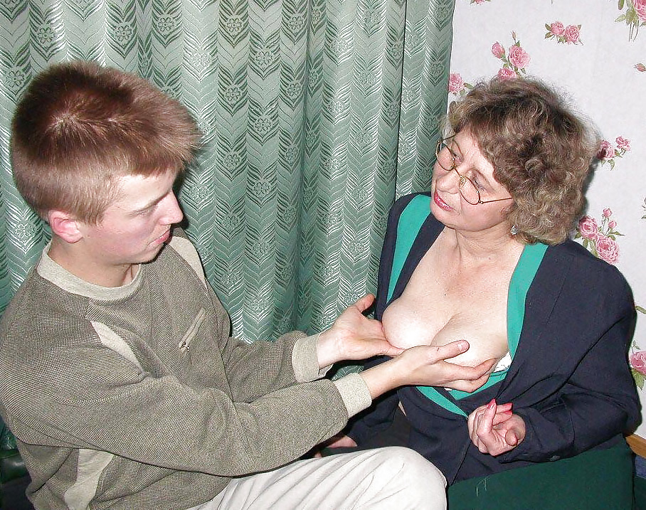 若い男に乳房を与えるのが好きな熟女たち viii
 #15205364