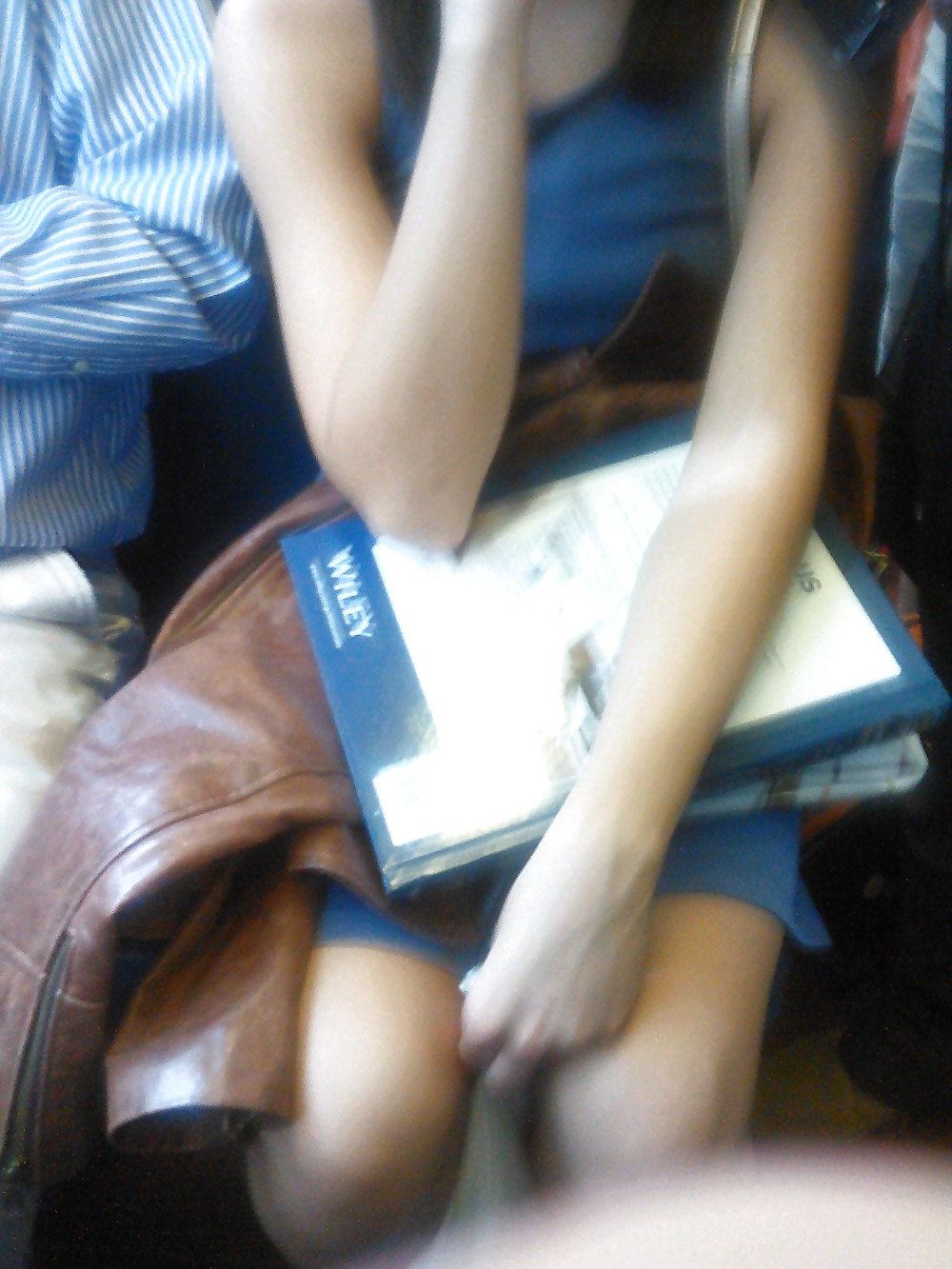 Cleavage sul treno e altre nuove gemme voyeur.
 #19383861