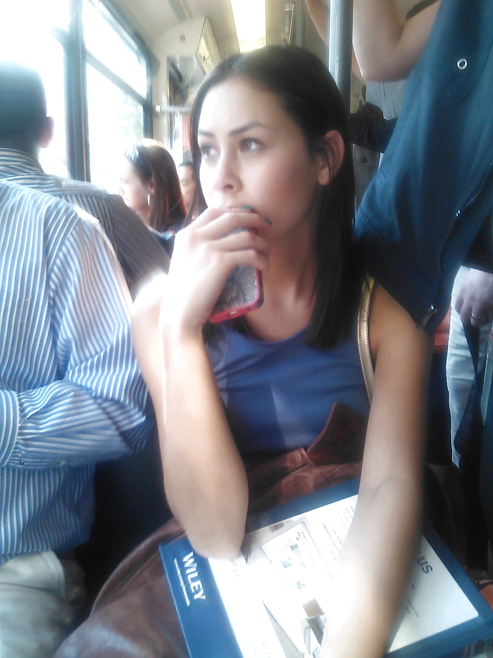 Escote en el tren y otras nuevas joyas voyeur.
 #19383886