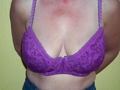 Mujer su vender sujetador en la red 
 #11168484