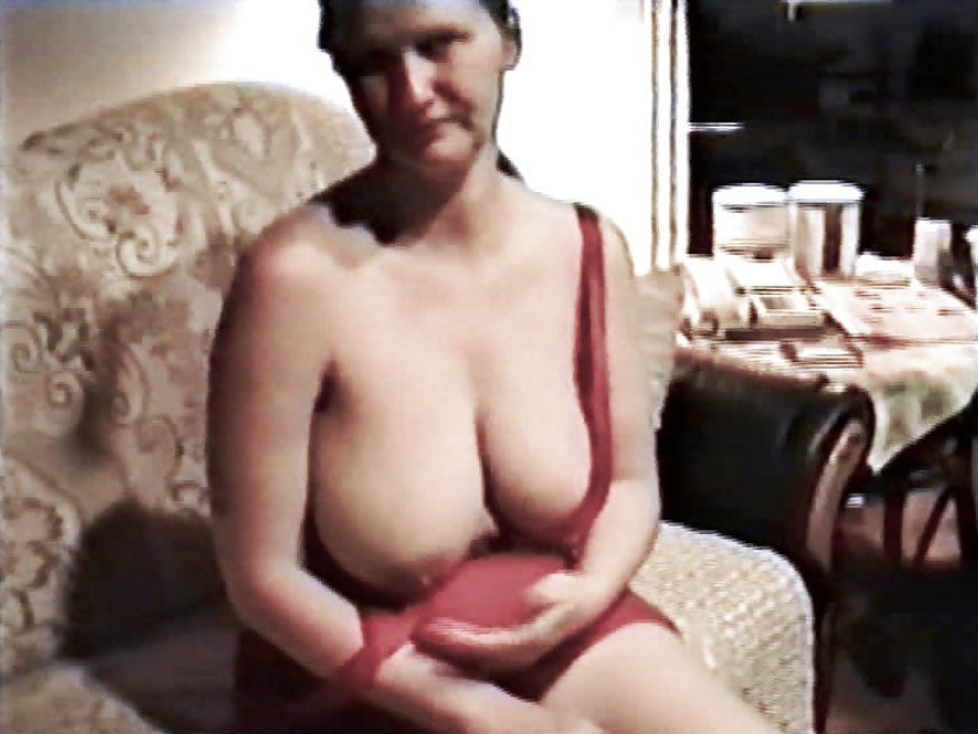 サグ - 大きな乳房 赤いホットなモノキニとミニスカートの熱い脚 04
 #14579208