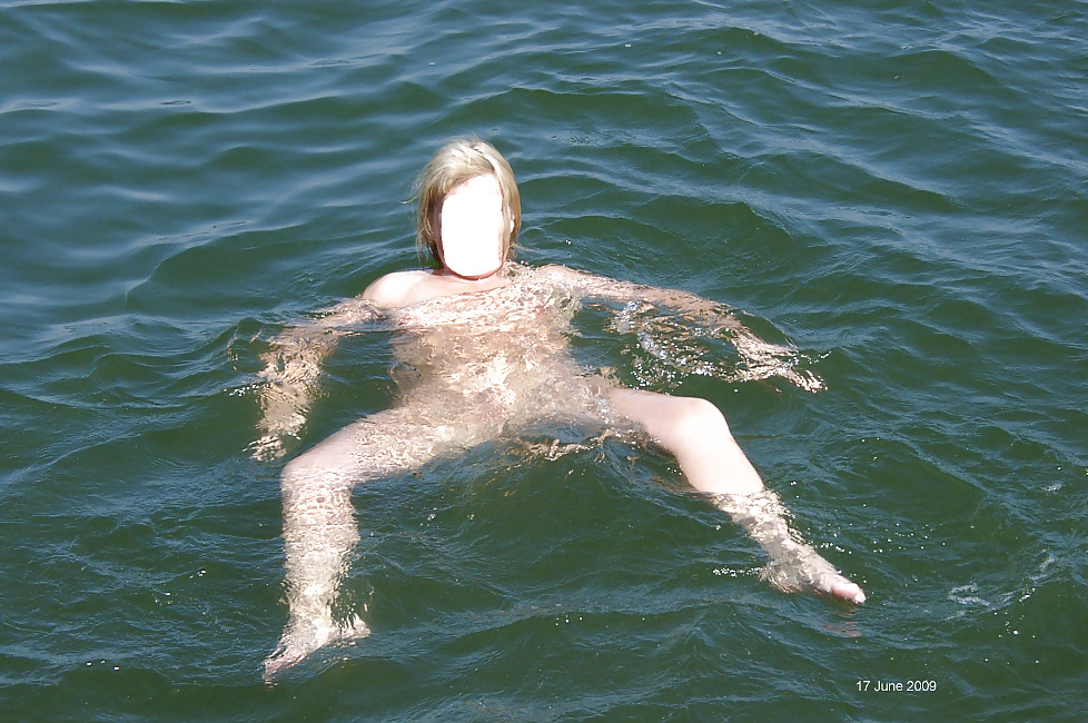 Desnudo caminando y nadando el verano pasado
 #316217