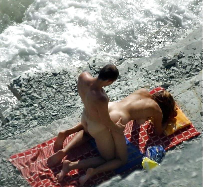 Sesso misto sulla spiaggia 9
 #13531404