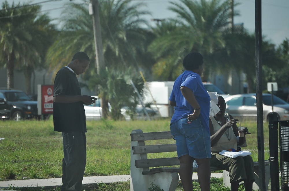 Negro abuelita en la parada de autobús
 #16070540