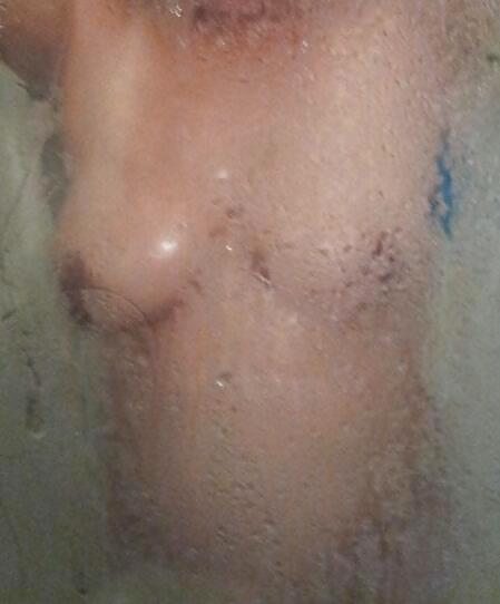 Mia moglie sotto la doccia
 #10819894