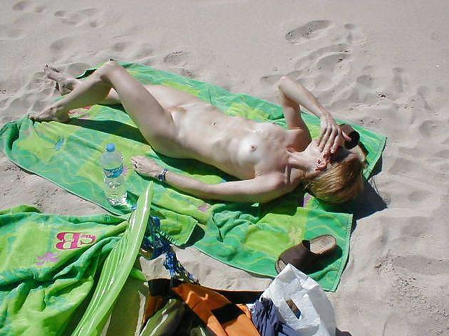 Io sono un nudista della spiaggia
 #3072342
