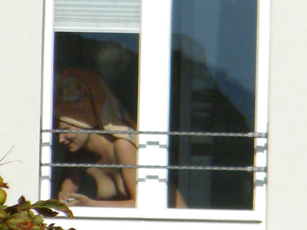 Unas tetitas en la ventana #12157992