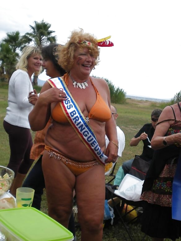 Donne con tette cadenti in costume da bagno.
 #13584076