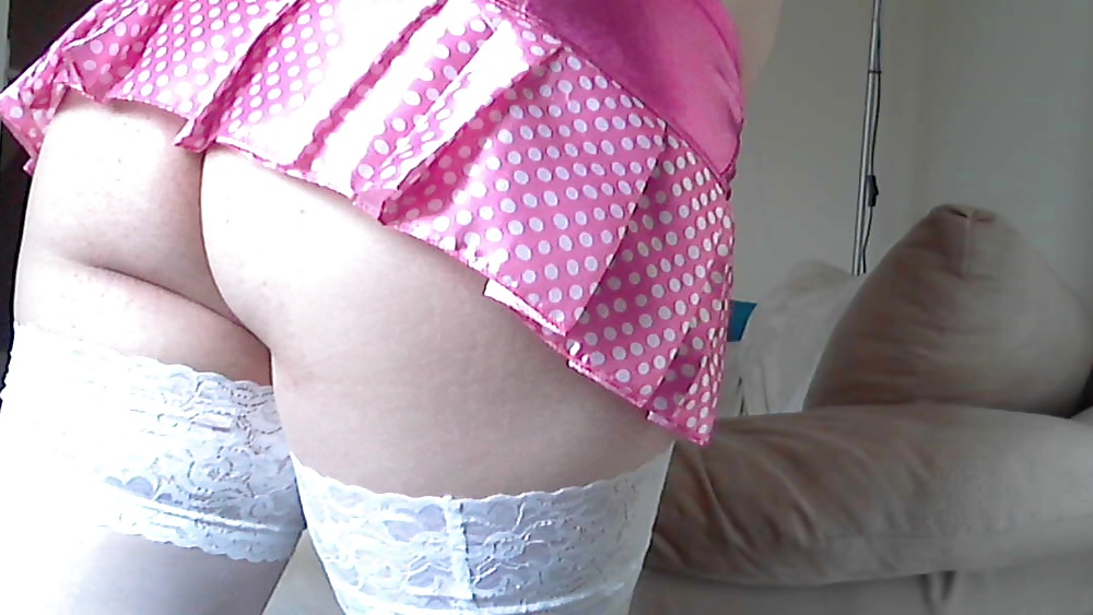 Crossdresser en nueva minifalda rosa
 #22655285