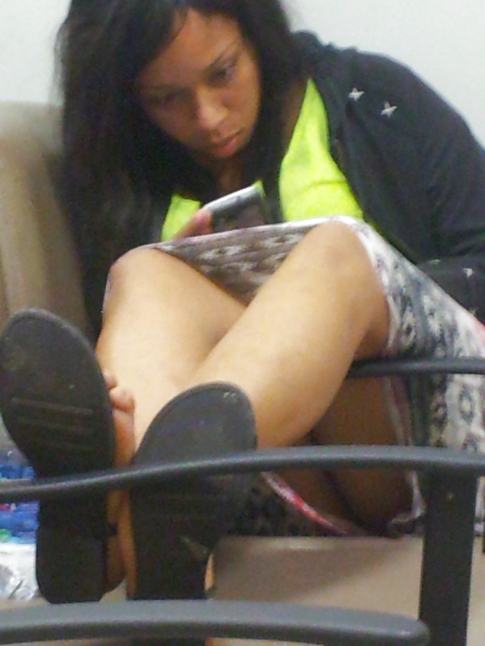 Linda chica negra en la sala de espera
 #13898128