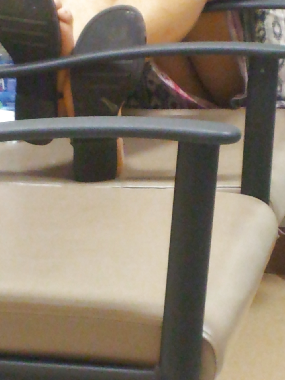 Linda chica negra en la sala de espera
 #13898168