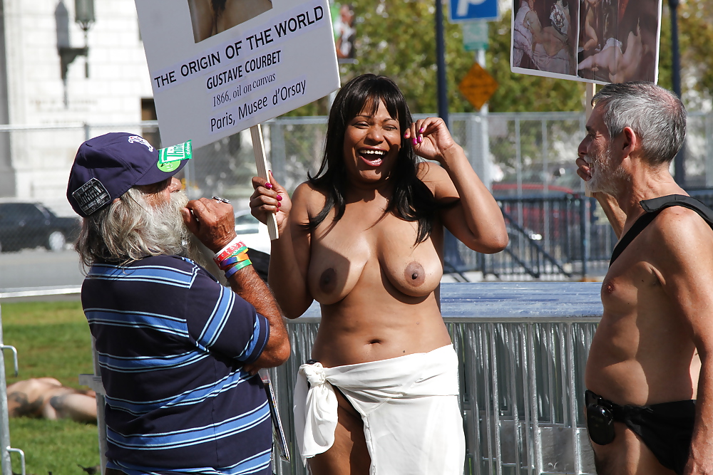 Mujer negra protestando desnuda en público
 #16625805