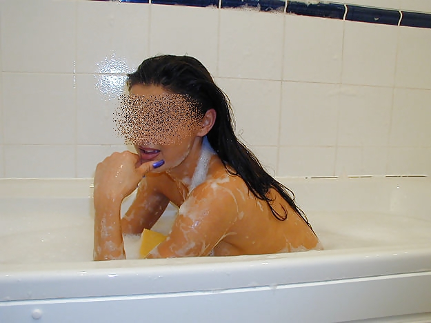 Esposa india bañándose
 #22132445