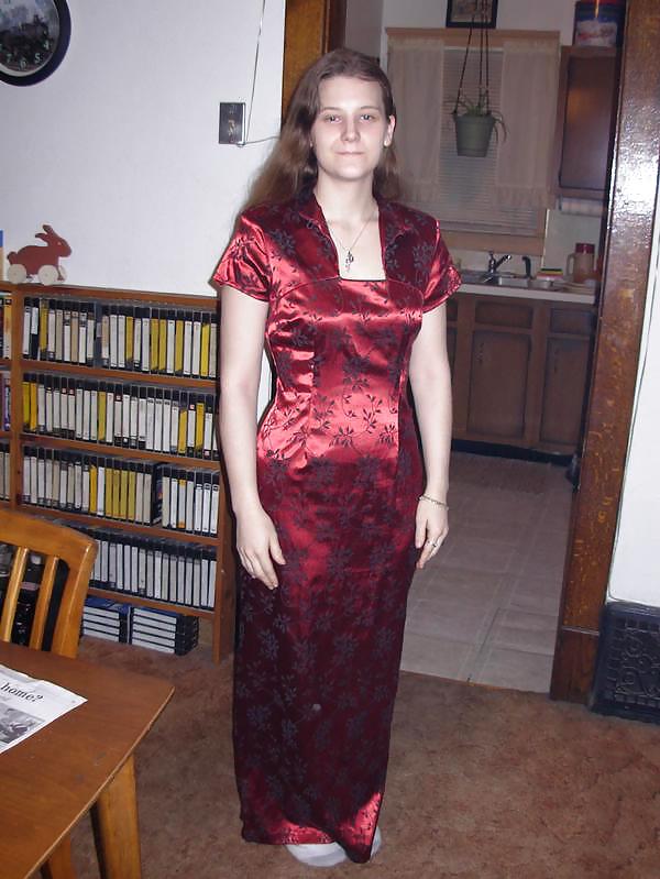 Singola ragazza occidentale in cheongsam di raso
 #17132771