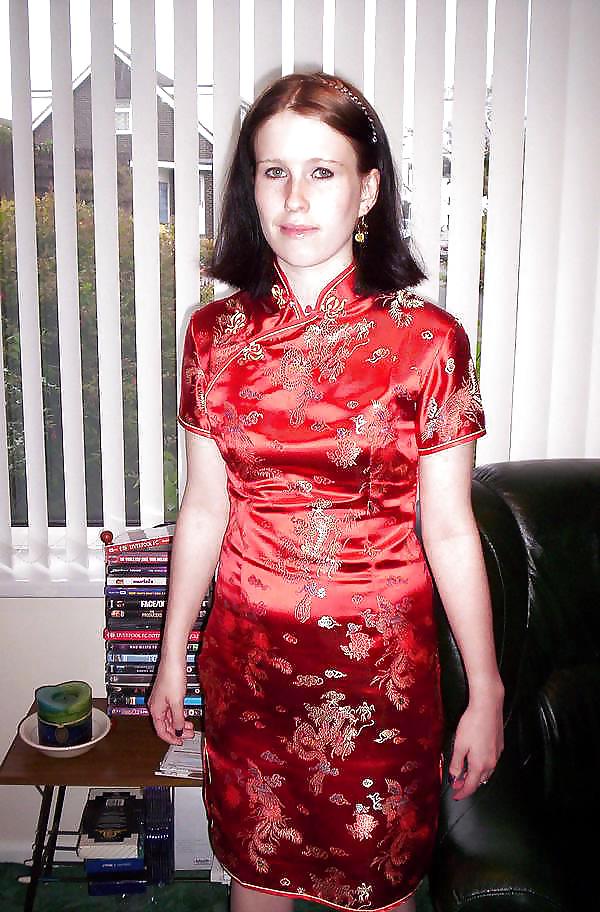 Singola ragazza occidentale in cheongsam di raso
 #17132823