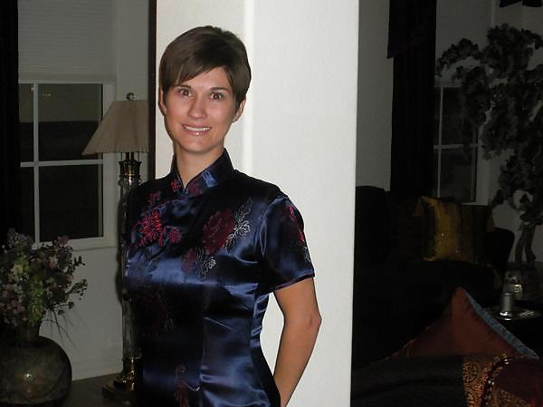 Singola ragazza occidentale in cheongsam di raso
 #17133094