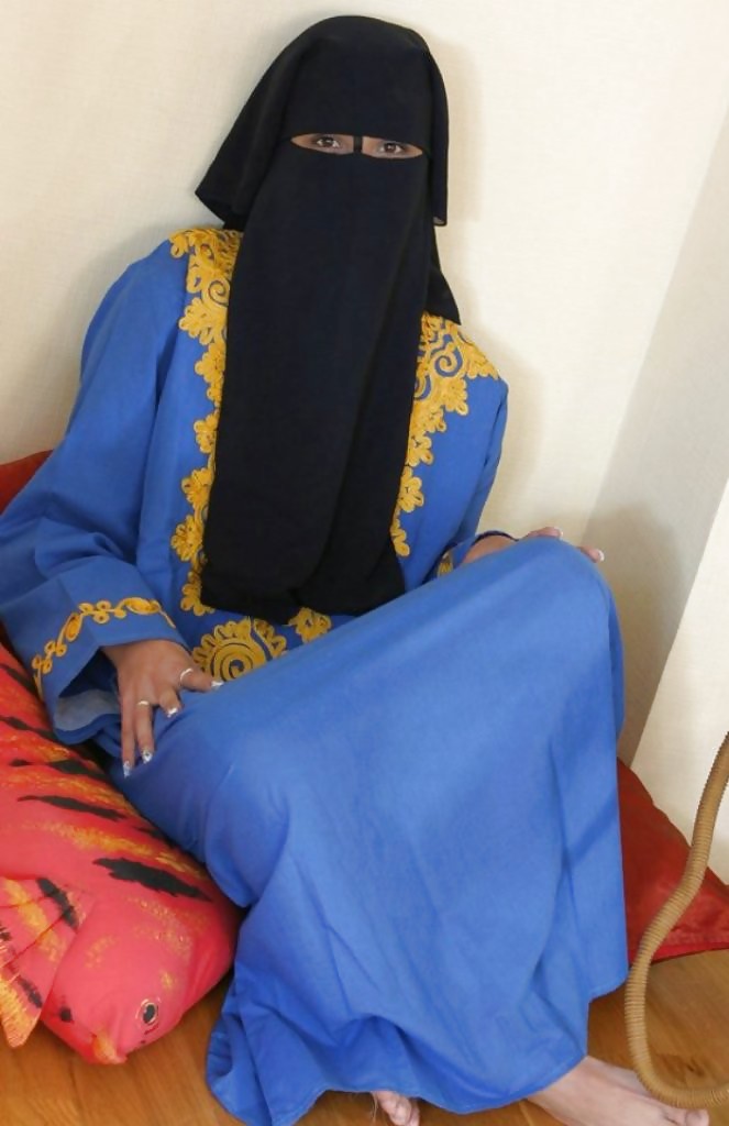 Bella araba si libera dell'hijab musulmano e si mostra
 #17252343